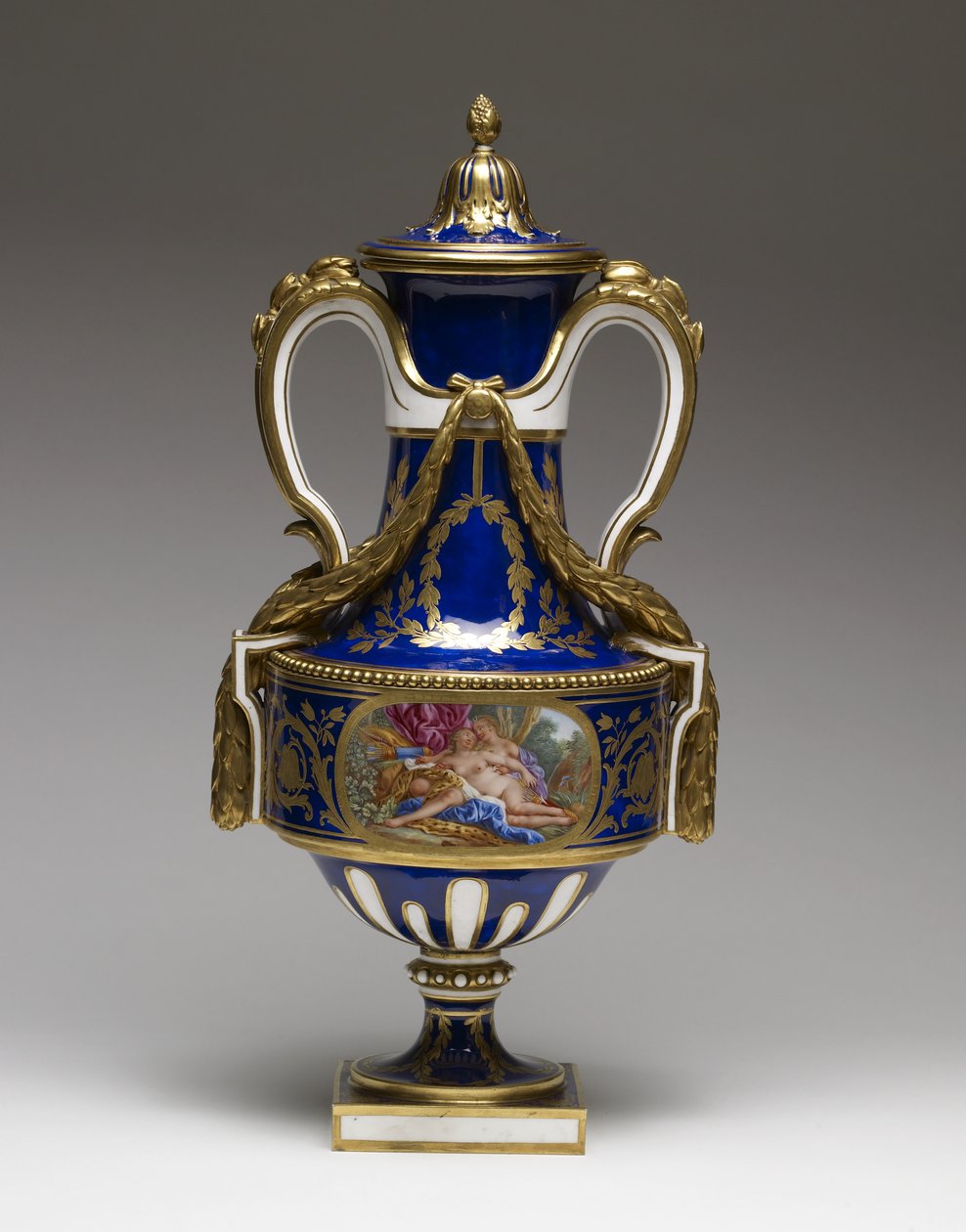 Váza (lágypaszta porcelán festékkel és aranyozással) alkotó: François Boucher