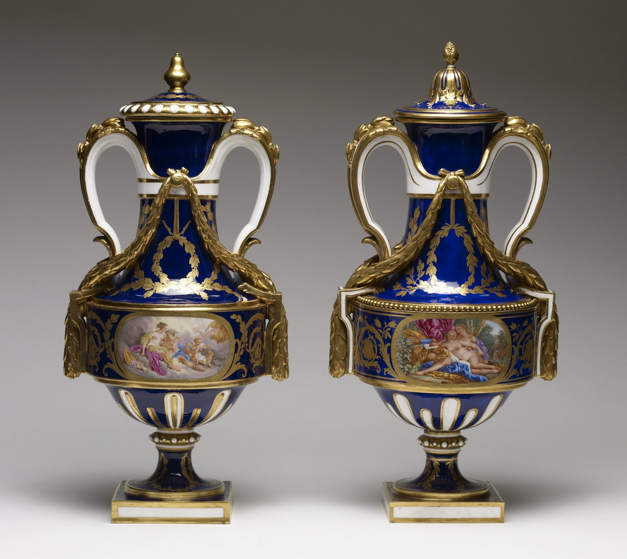 Vázák (lágypaszta porcelán festékkel és aranyozással) alkotó: François Boucher