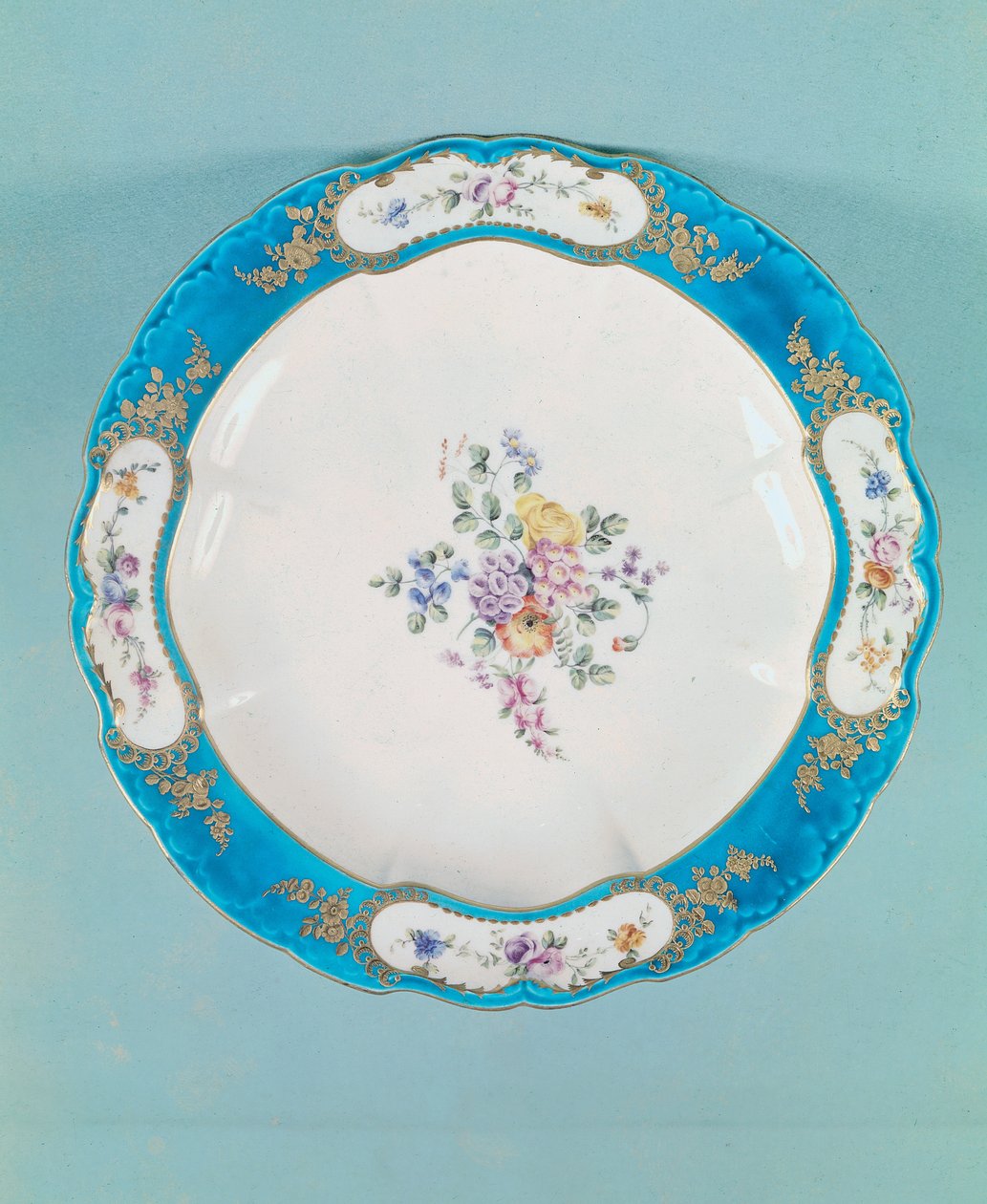 Virágmintával díszített tányér, Sevres (porcelán) alkotó: François Boucher