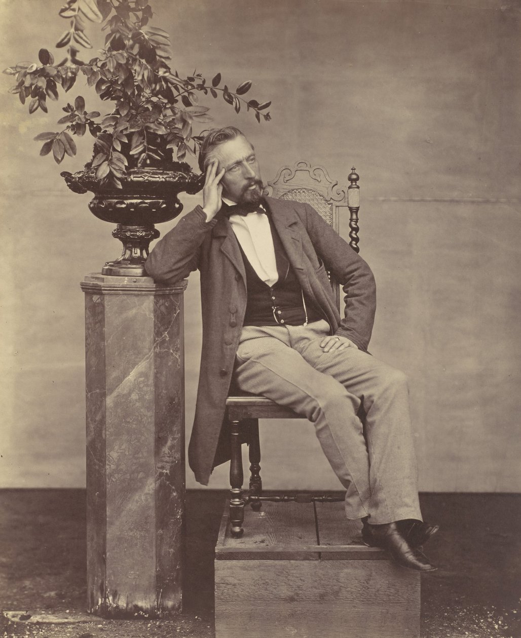 [Mathias Höusermann könyökölve ül a talapzaton, kezében egy váza virágokkal], 1850-60-as évek. alkotó: Franz Antoine