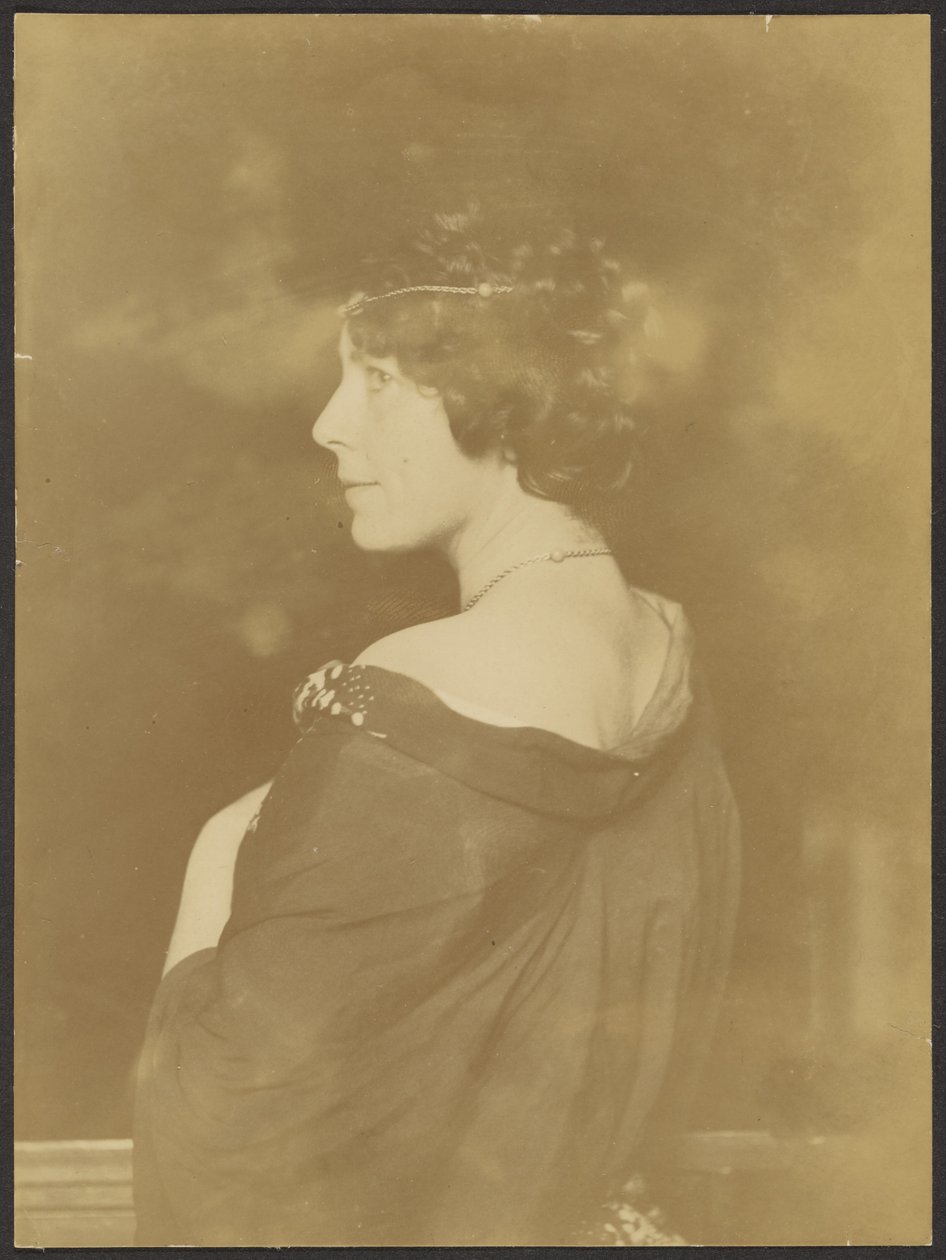 [Egy ismeretlen nő portréja] alkotó: Franz von Stuck