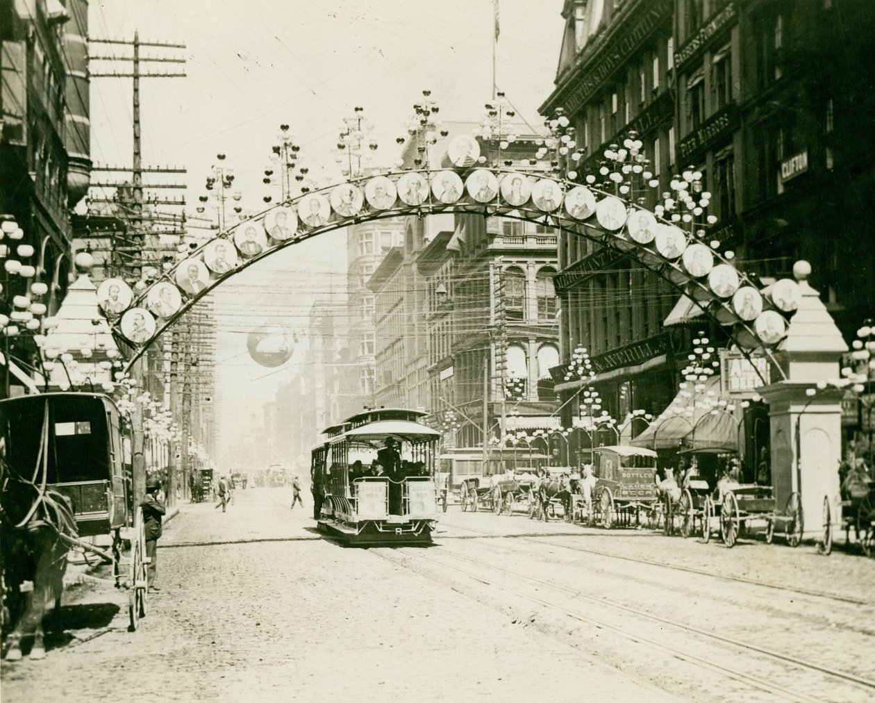 A Gesztenyétől északra fekvő Broadway az 1892 -es őszi ünnepségekre díszített alkotó: Fred Nedderhut of the St. Louis Globe Democrat