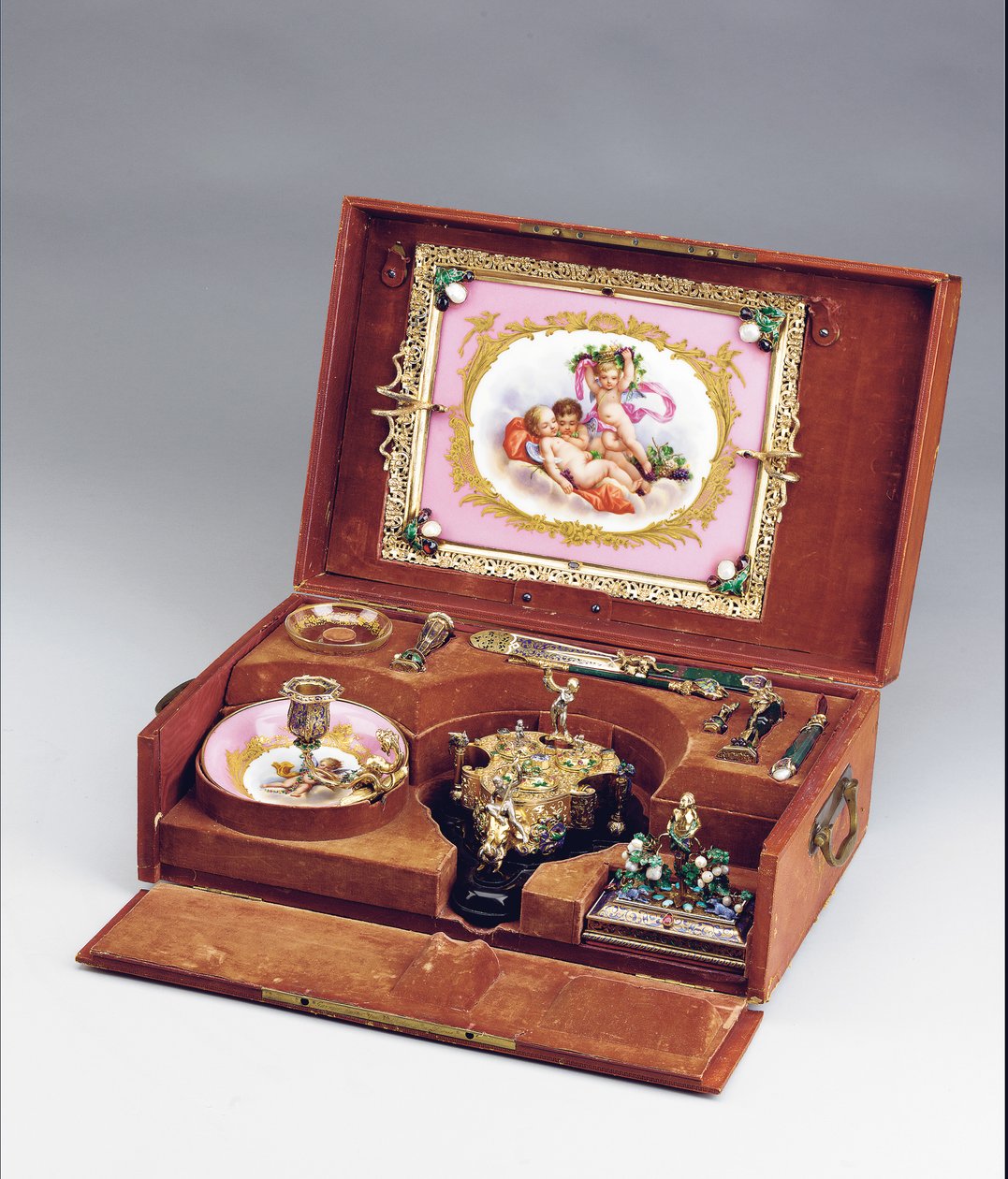 III. Napóleon Case Necessarie de Bureau, 1864–1866 körül (zománcozott ezüst, aranyozott ezüst, vérkő, Sevres-stílusú porcelán és féldrágakövek) (lásd még: 1065856-9) alkotó: Frederic Jules and Wiese Jules  Rudolphi