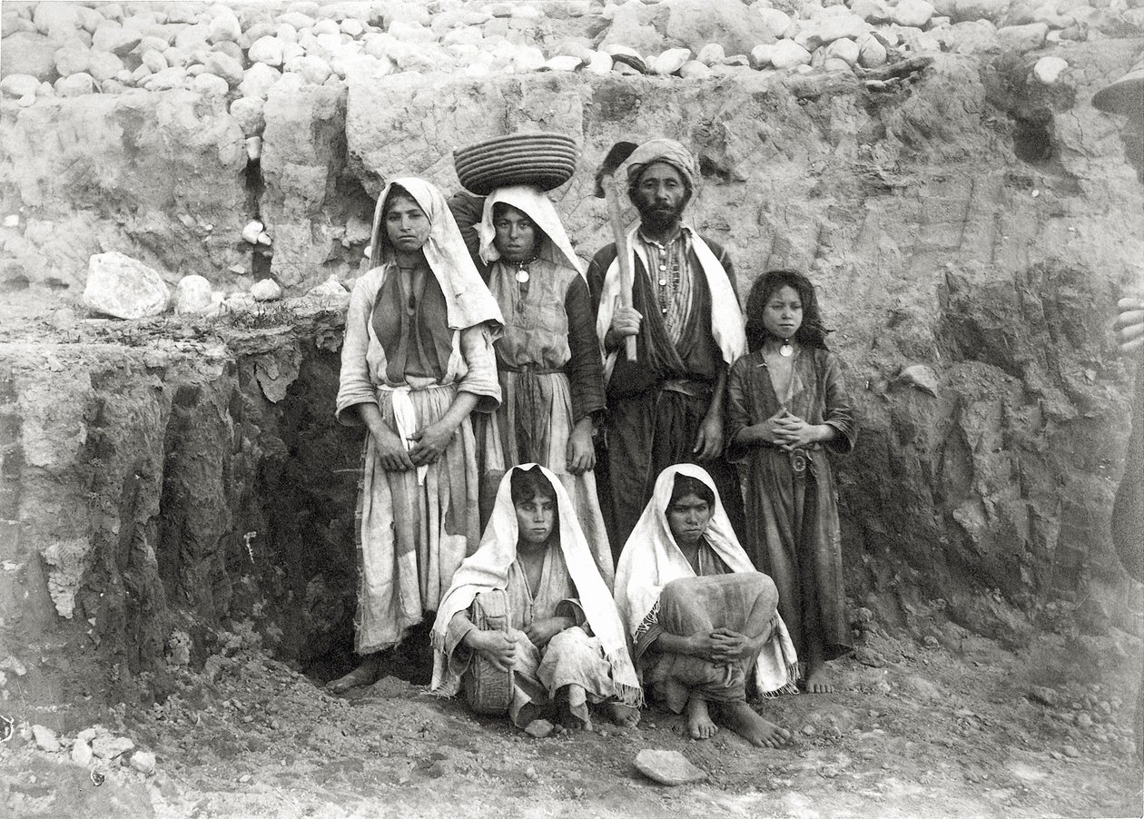 Munkások csoportja az ásatáson, Parti síkság, Palesztina, 1891-93 (fekete-fehér fotó) alkotó: Frederick J. Bliss