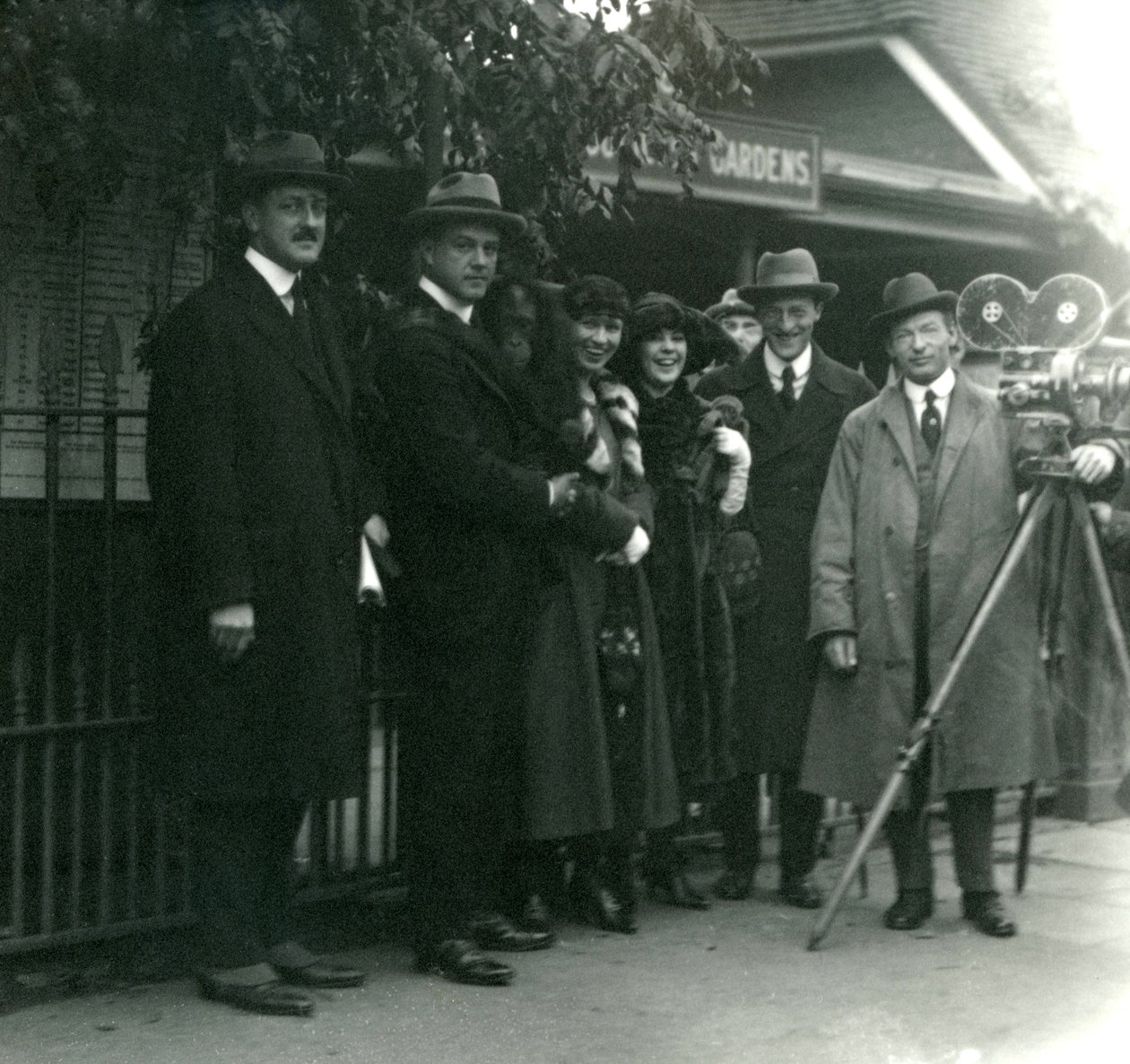 Martin Johnson úr és asszony partija a londoni állatkertben, 1920. október alkotó: Frederick William Bond
