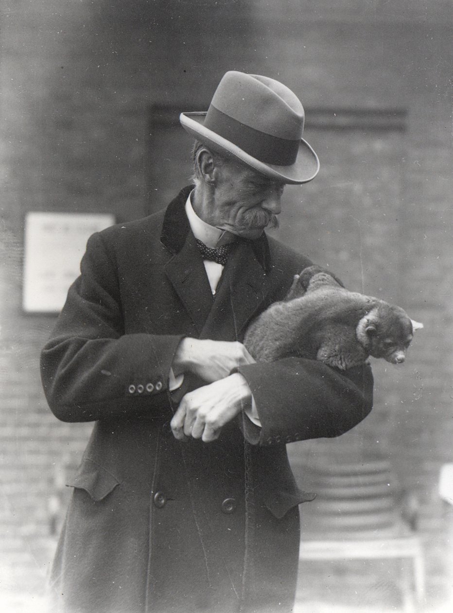 R. I. Pocock egy kinkajou-val alkotó: Frederick William Bond