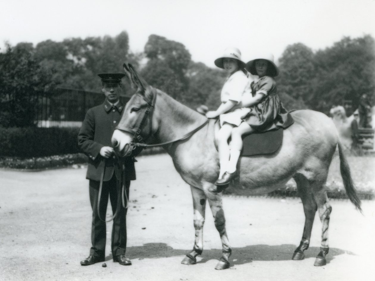 Két fiatal lány lovagol egy szamár, Londoni Állatkert, 1922. augusztus (bw fotó) alkotó: Frederick William Bond