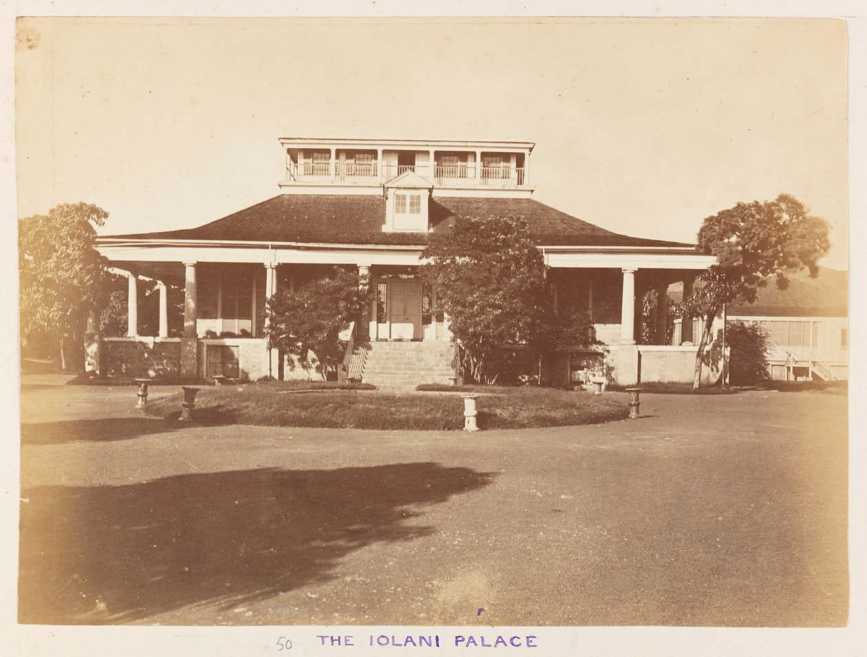 Csendes-óceáni állomás a HMS Triumphban - 50. kép, Iolani Palace. Honolulu. alkotó: Frederick George Denham Bedford