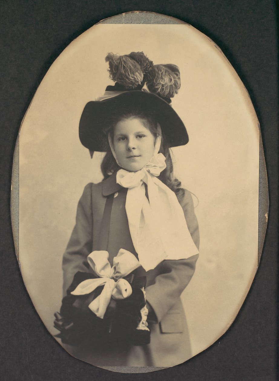 [Sétálóruhás lány kalappal és muffal], 1890-es évek. alkotó: Frederick Gutekunst