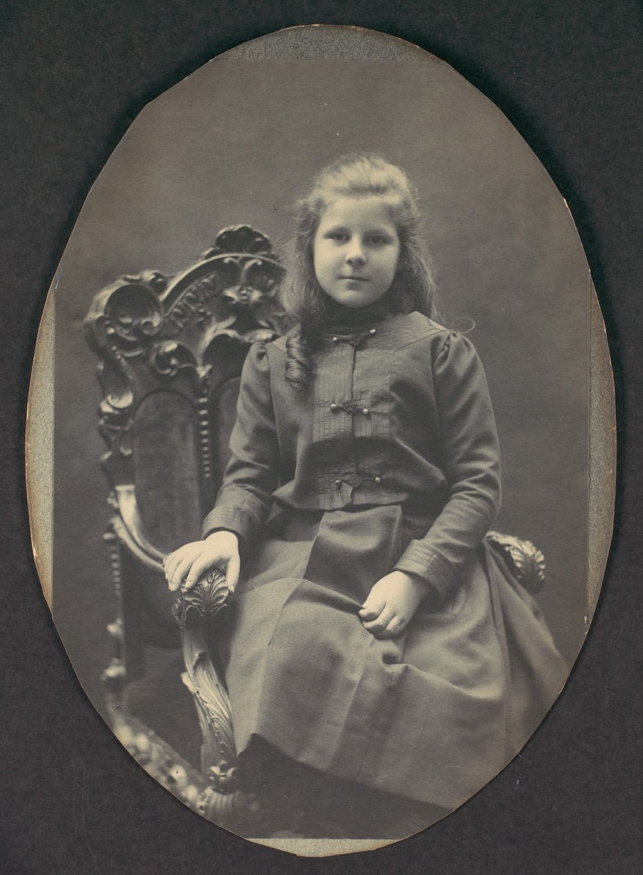 [Ringlets lány, ülő, háromnegyed hosszú], 1890-es évek. alkotó: Frederick Gutekunst