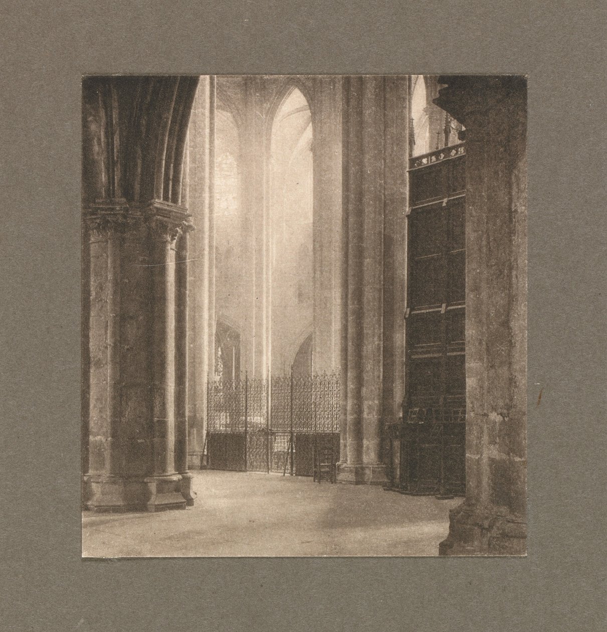 Kameramunka: Magasság és fény a Bourges-i katedrálisban, 1903. alkotó: Frederick Henry Evans