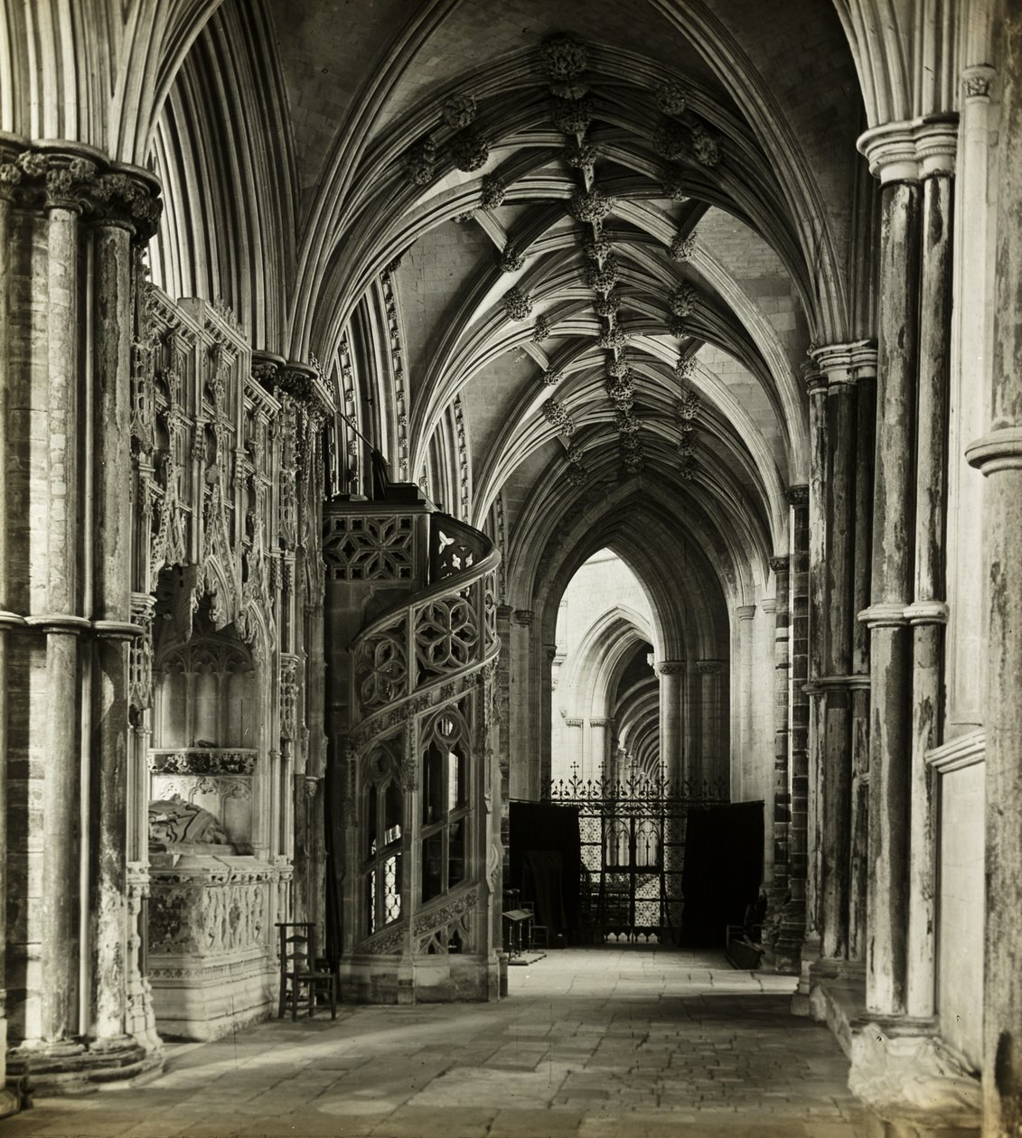 Ely székesegyház: Ely Cathedral: Északi kórusfolyosó nyugat felé alkotó: Frederick H. Evans