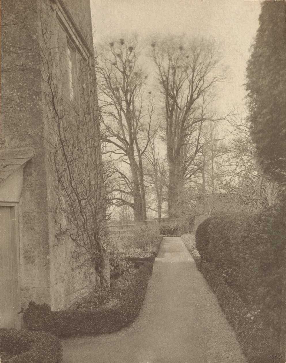 Kelmscott Manor: A kertben alkotó: Frederick H. Evans