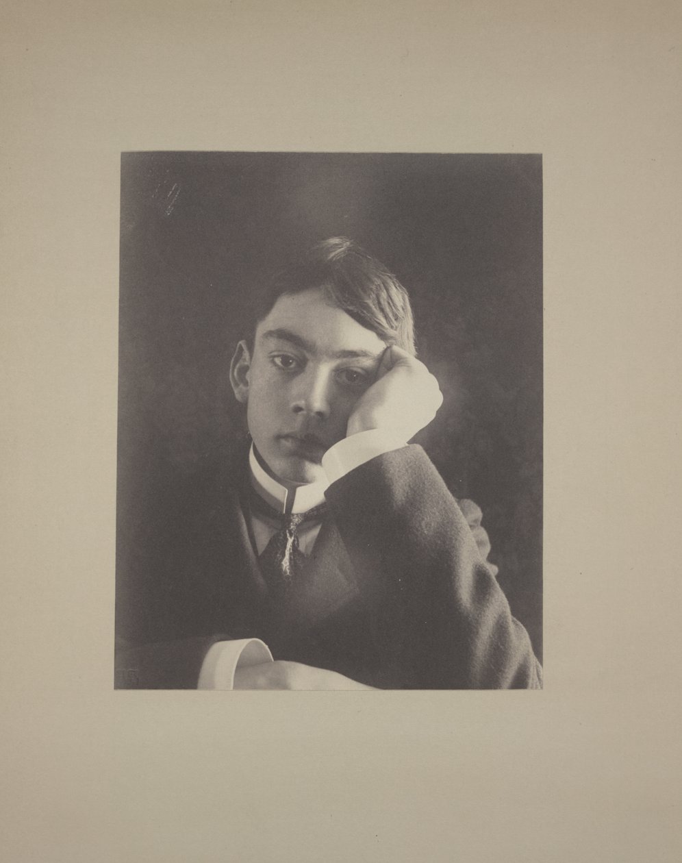 Fiú öltönyben, kezét az archoz szorítva, 1896 körül alkotó: Frederick Holland Day