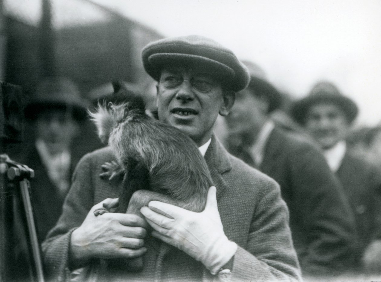 Egy fekete tarajos mangabey, esetleg szeplők, felvezetőjével egy külső adásban vesz részt a Londoni Állatkertből, 1925 alkotó: Frederick William Bond