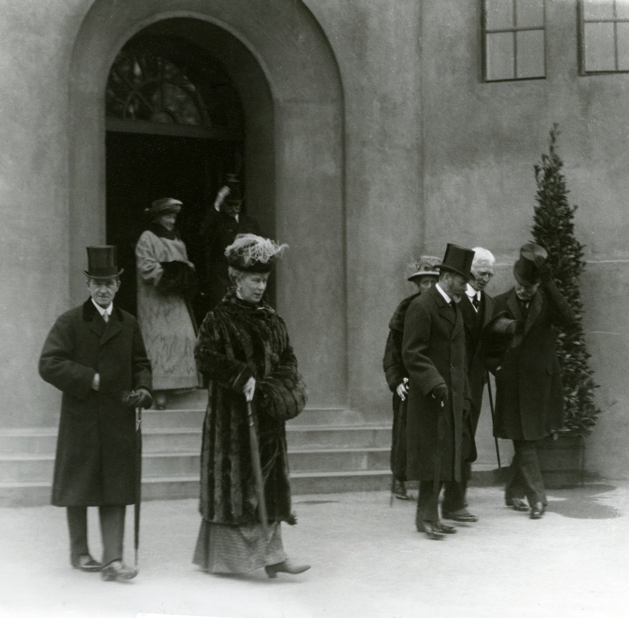 V. György király és Mária királyné a londoni állatkert akváriumában, 1924 alkotó: Frederick William Bond