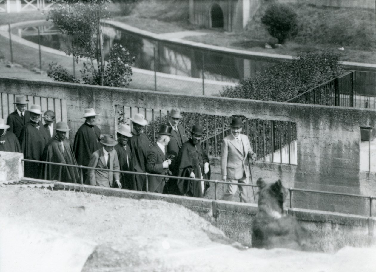 Sir Peter Chalmers Mitchell Haile Selassie etióp régenssel és kíséretével egy barna medvét nézeget a Mappin Terraces-en, London Állatkertben, 1924 alkotó: Frederick William Bond