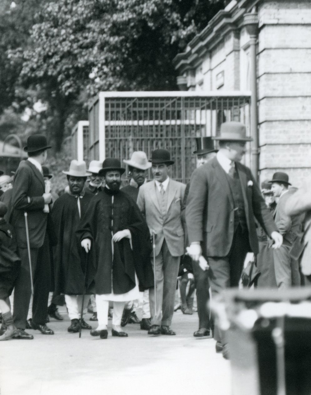 Sir Peter Chalmers Mitchell, Haile Selassie etióp régenssel és kíséretével, Londoni Állatkert, 1924 alkotó: Frederick William Bond