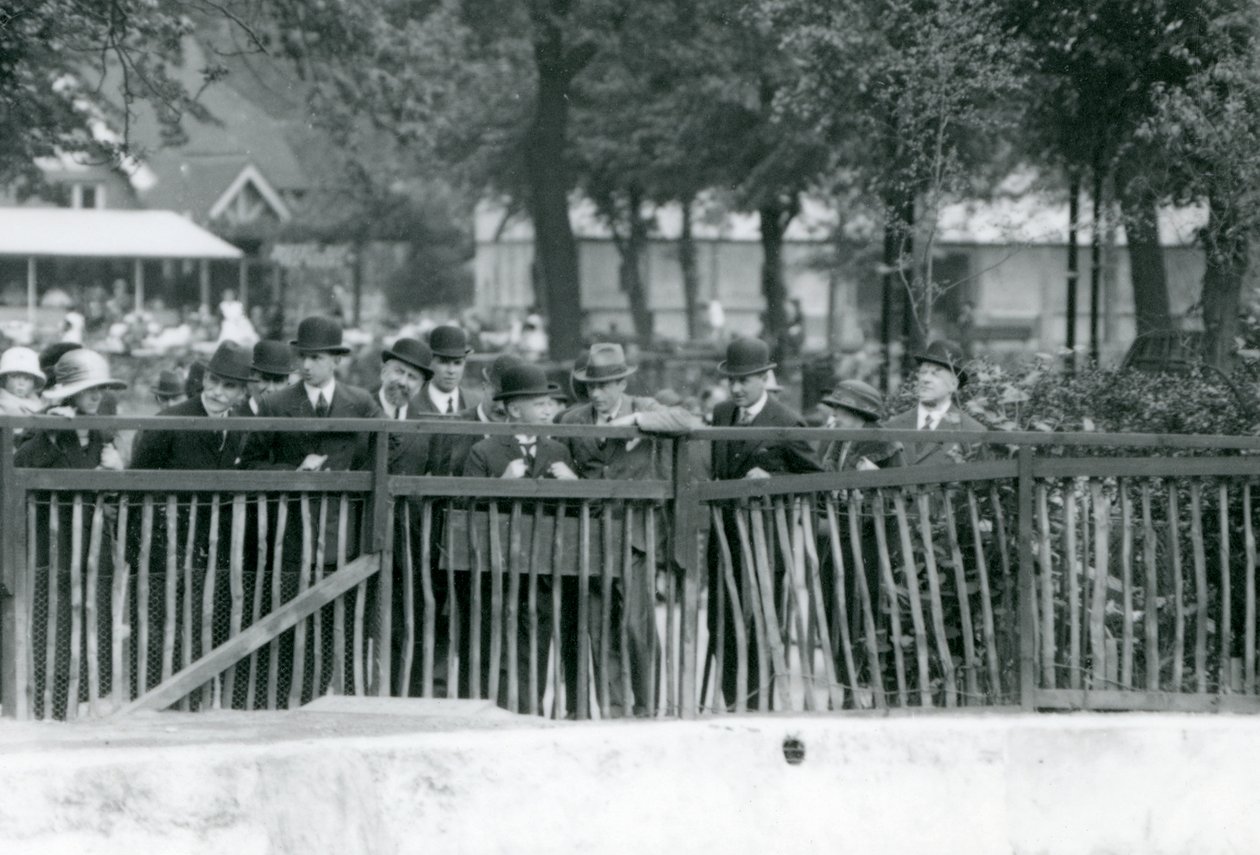 Olaszország királya, III. Viktor Emmánuel 1924-ben a londoni állatkertbe látogatott alkotó: Frederick William Bond
