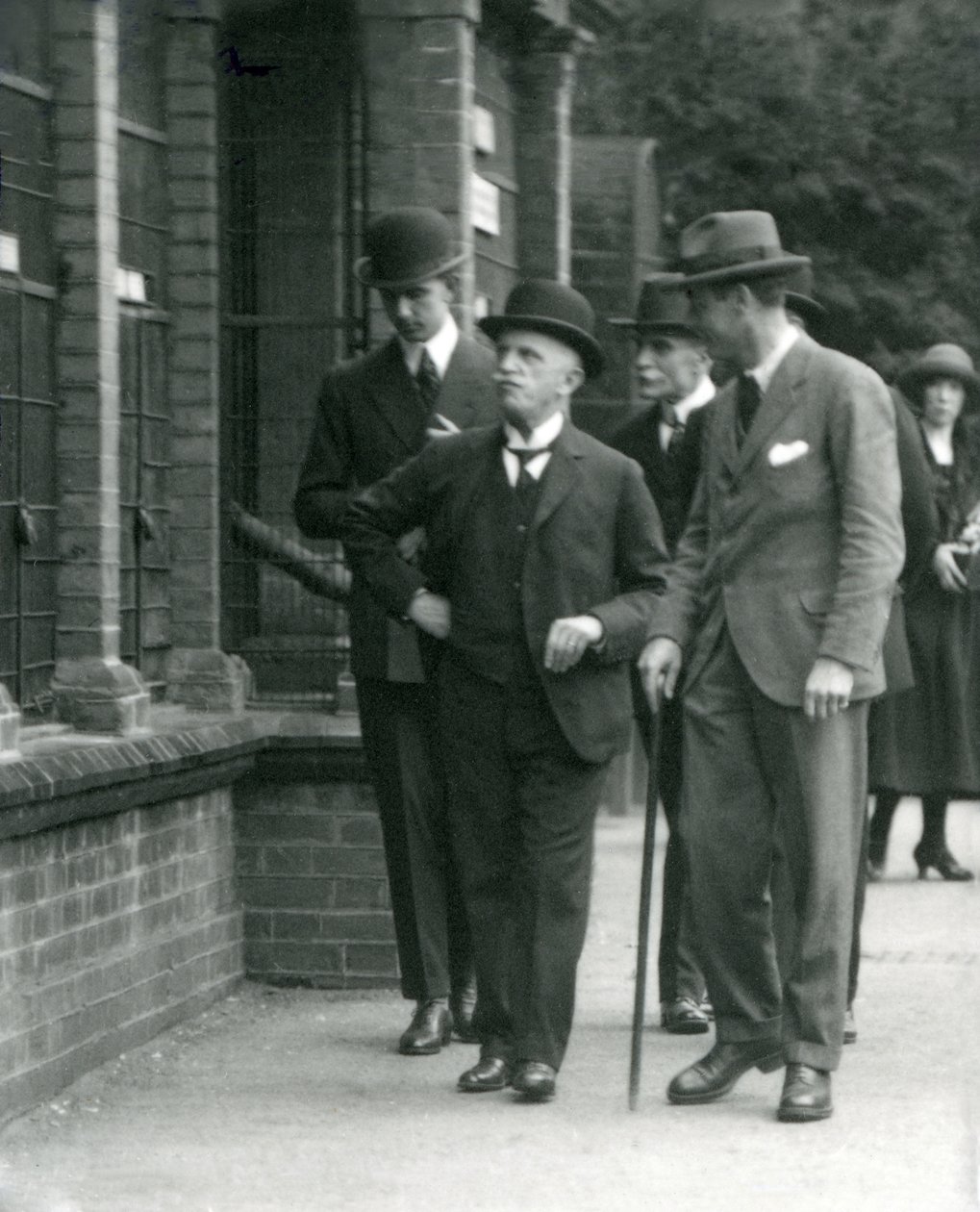 Olaszország királya, III. Viktor Emmánuel 1924-ben a londoni állatkertbe látogatott alkotó: Frederick William Bond