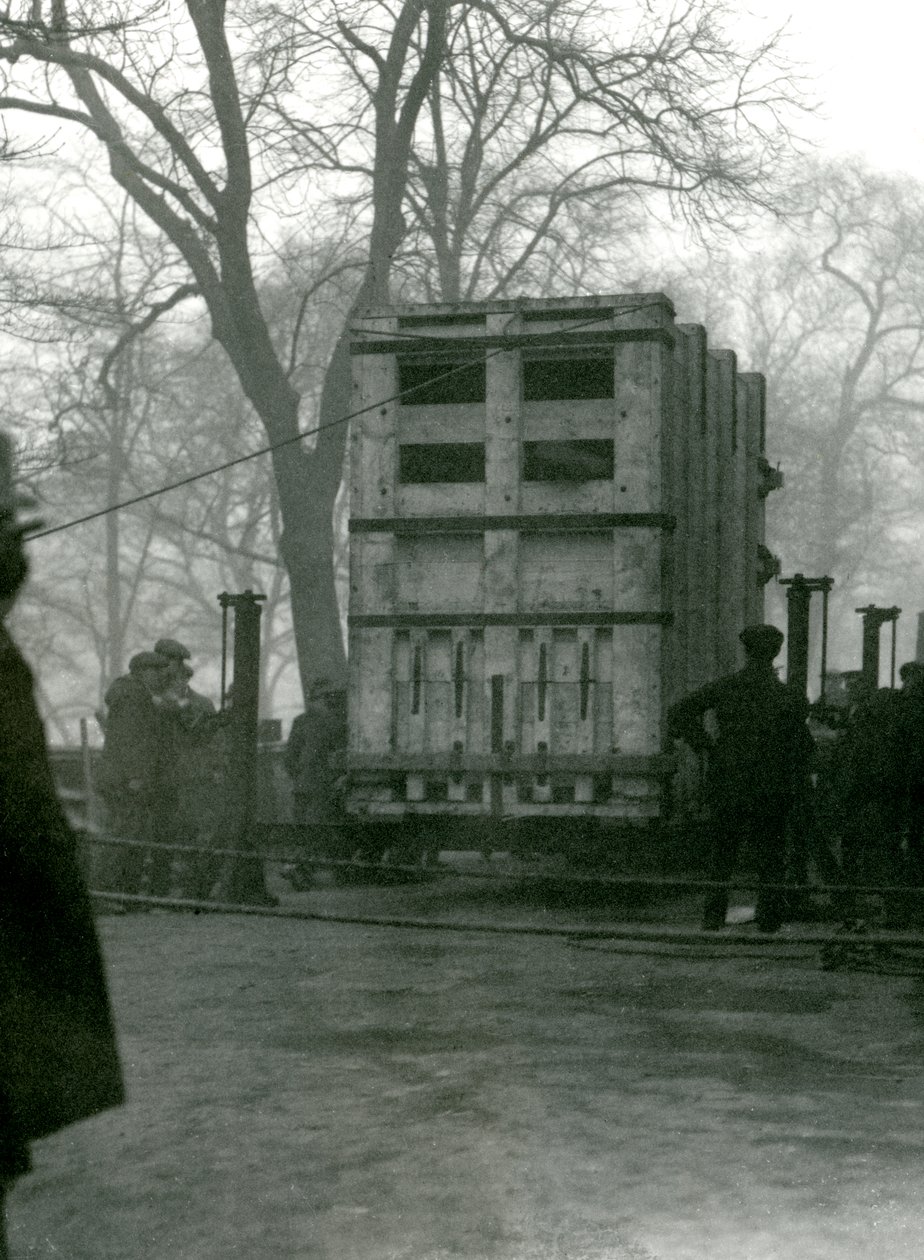 Lukhi nőstény ázsiai elefánt szállítása egy faládában, Londoni Állatkert, 1923 alkotó: Frederick William Bond