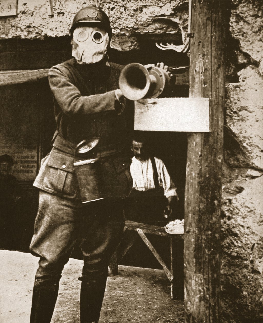Egy Klaxon kürt figyelmeztetett a német gáztámadásokra egy francia árokban, illusztráció a The Illustrated War Newsból, 1917. január 24. (szépia fotó) alkotó: French Photographer