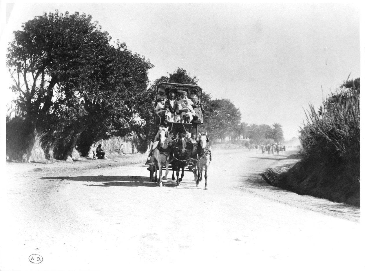Stagecoach Algériában, 19. század végén alkotó: French Photographer