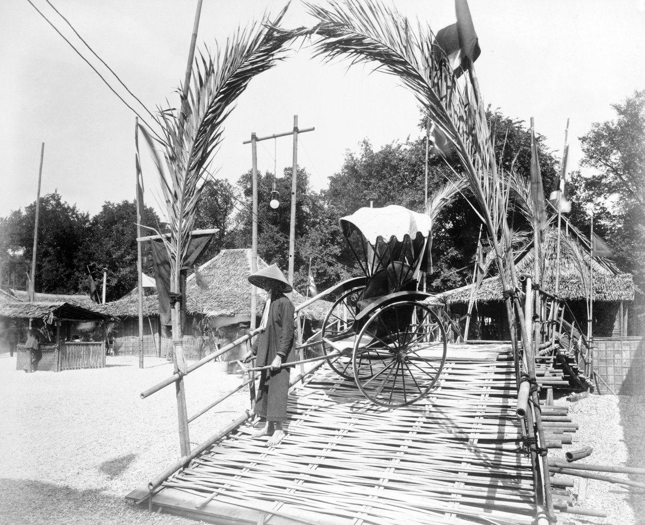 Egy riksavezető a Tonkin Village bejáratánál, Párizsi Kiállítás, 1889 alkotó: French Photographer