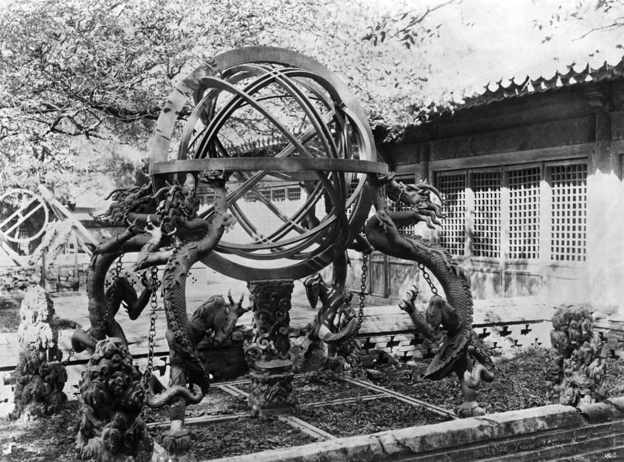 Csillagászati műszerek a császári obszervatóriumban, Peking, Kína, 1900 körül alkotó: French Photographer