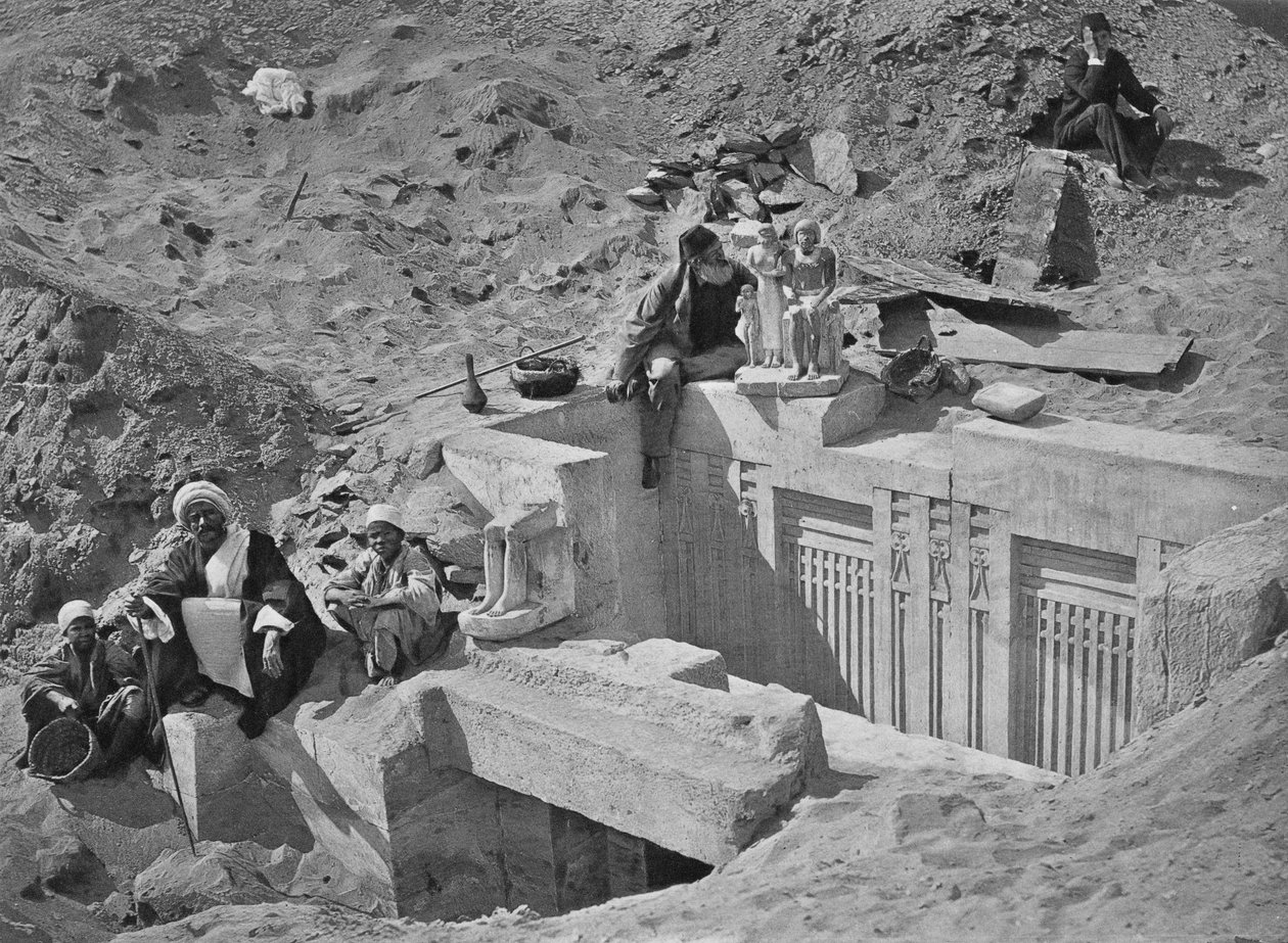 Auguste Mariette (1821-81) masztabán ült a szakkarai ásatások során, az 1878-ban megjelent Voyahe dans la Haute Egypte-ből alkotó: French Photographer