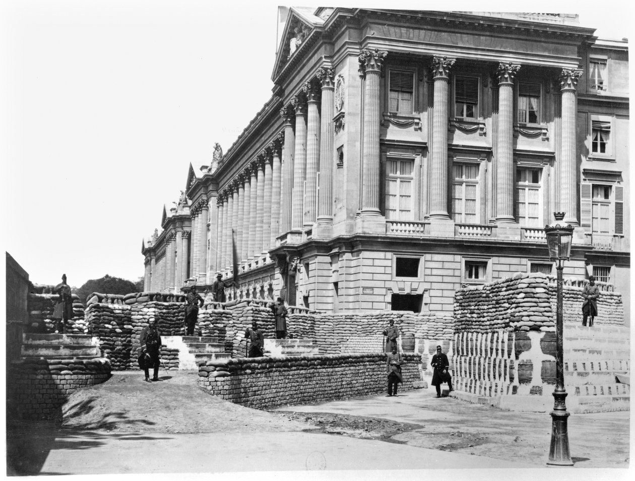 Barikád a párizsi kommün alatt, a Rue de Rivoli és a Place de la Concorde sarkán, 1871 alkotó: French Photographer