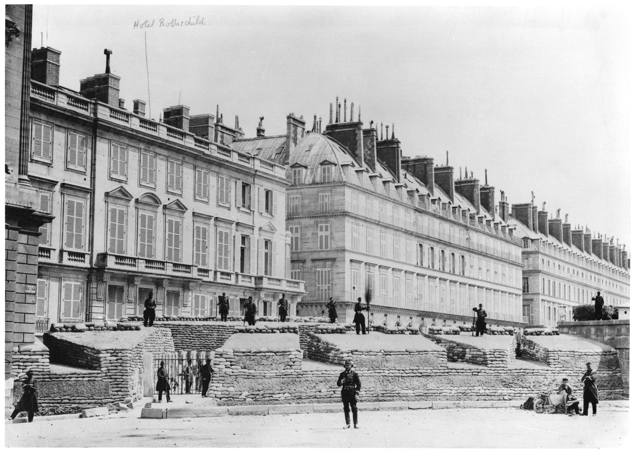 Barikád a párizsi kommün idején a Rue de Rivoli utcában, 1871 alkotó: French Photographer