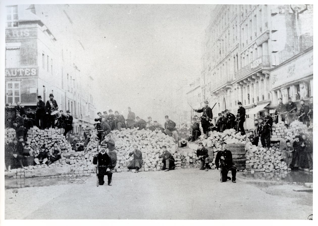 Barikád a Rue de Charonne-on a párizsi kommün idején, 1871. március 18 alkotó: French Photographer