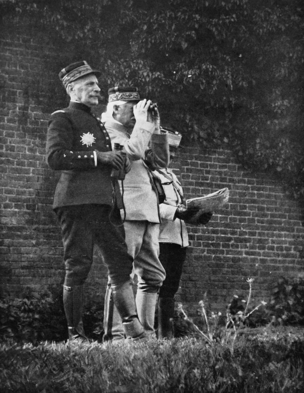 Battle Day – Foch tábornok, a hadsereg egyik szakaszának parancsnoka egy offenzíva egyik szakaszát nézi Észak-Arrasban, 1915 alkotó: French Photographer