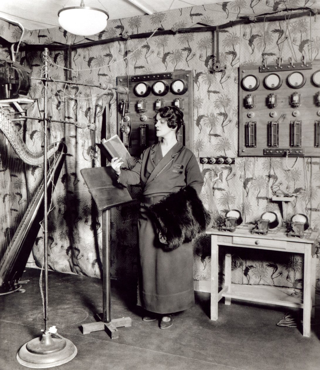 Beatrix Dussane egy rádió stúdióban, 1936 körül alkotó: French Photographer