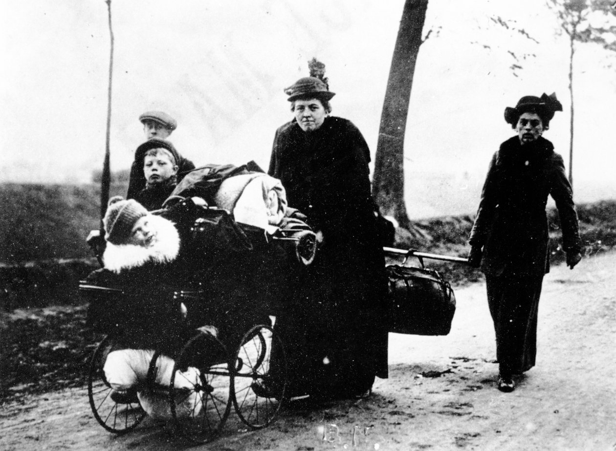 Franciaországba érkező belga menekültek, 1914 alkotó: French Photographer