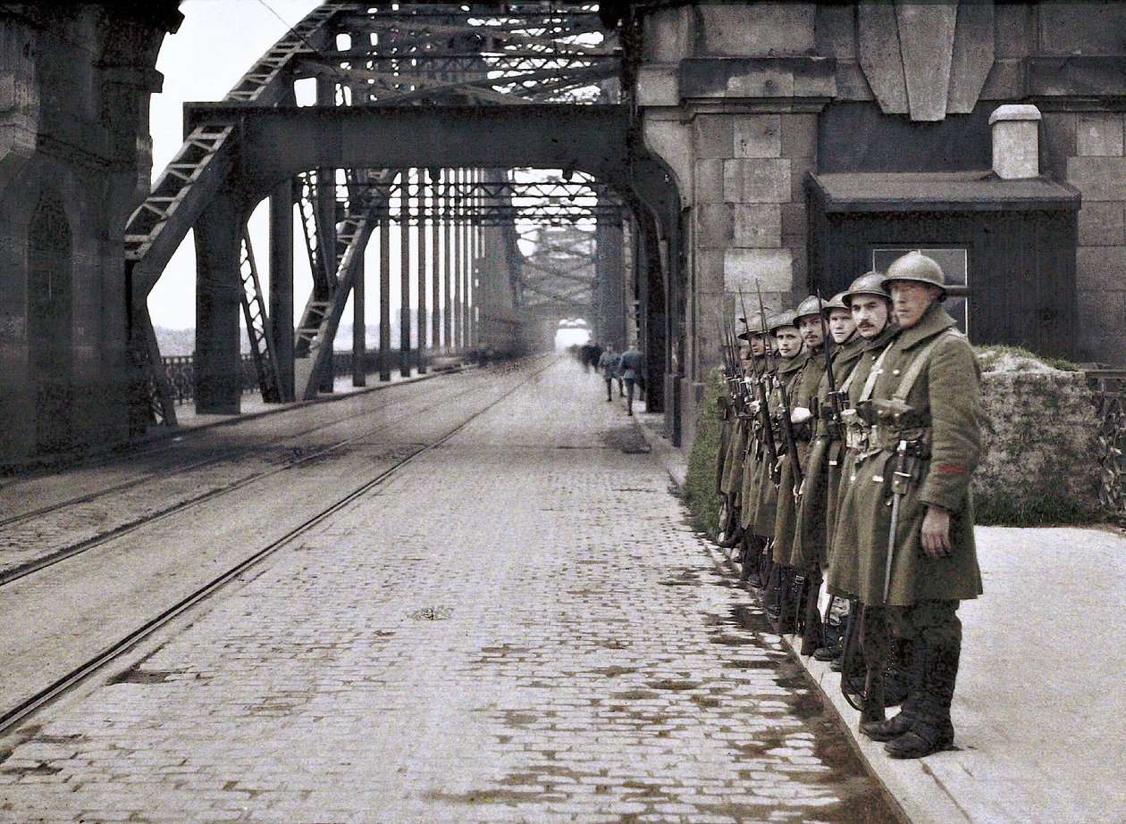 Hidat őrző belga katonák a Rajna-vidék demilitarizált övezetének belga és francia csapatok általi megszállása idején, Németország, 1921 (autokróm) alkotó: French Photographer