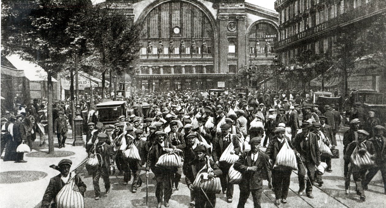 Belgák és menekültek a megszállt régiókból Párizsba érkezve a Gare du Nordnál, 1914 alkotó: French Photographer