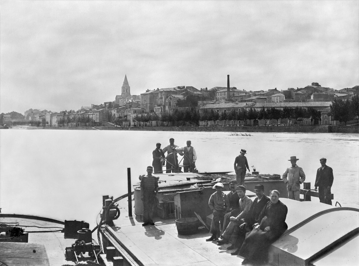 Hajósok a Rhone-on Bourg Saint Andreal közelében, XX. század eleje alkotó: French Photographer