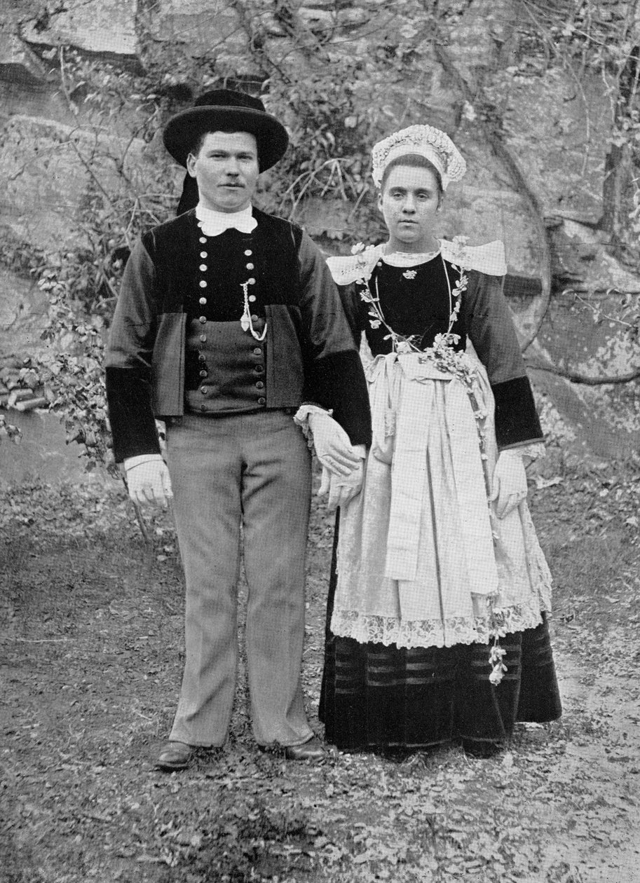 Breton házaspár hagyományos ünnepi jelmezben, 19. század vége alkotó: French Photographer