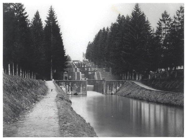 Csatornazárak a Canal de Briare csatornán alkotó: French Photographer