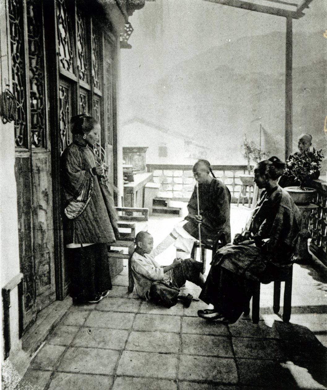 Ópiumot dohányzó kínaiak, J. Thompson 1873-ban Londonban megjelent „Kína és népének illusztrációi” című könyvéből alkotó: French Photographer
