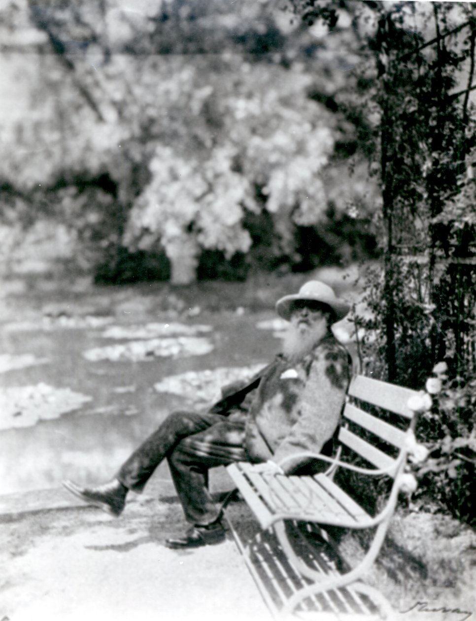 Claude Monet (1841-1926) a giverny-i kertjében, 1920 körül alkotó: French Photographer