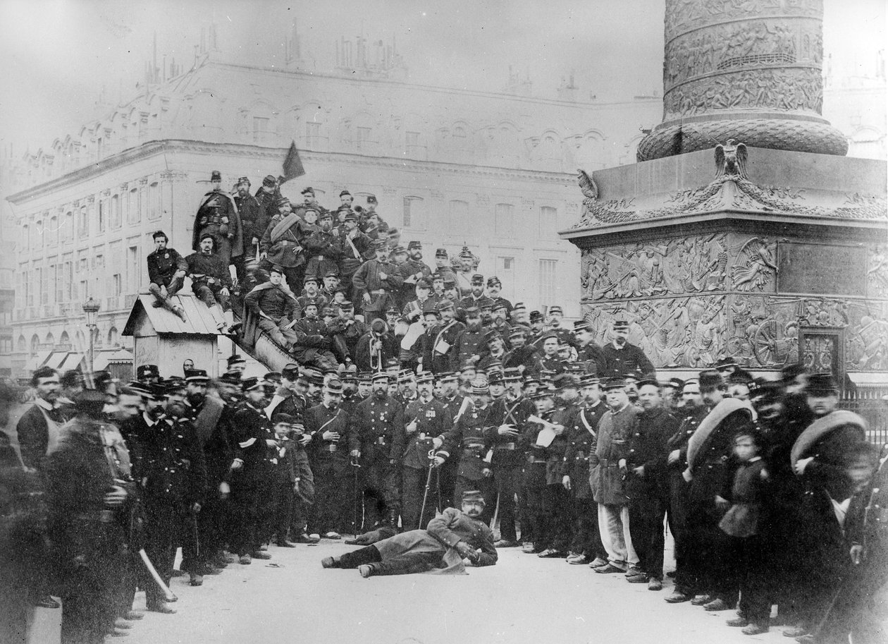 Kommunárok a Place Vendôme-ben a párizsi kommün idején, 1871 alkotó: French Photographer