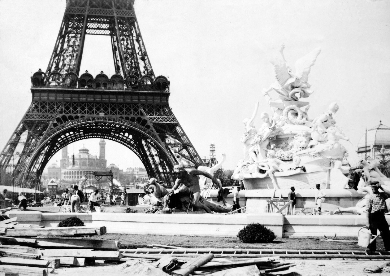 A St. Vidal-kút építése az Eiffel-torony közelében, Párizsi Kiállítás, 1889 alkotó: French Photographer