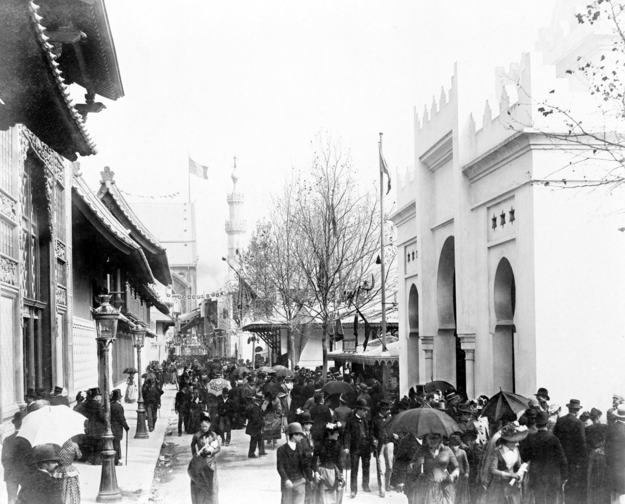 Egy utcán sétáló tömeg Kairóban, Párizsi Kiállítás, 1889 alkotó: French Photographer