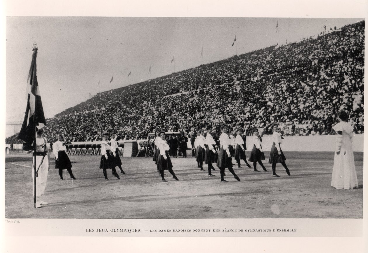 Dán nők csoportos gimnasztika bemutatót tartanak az athéni olimpián, a Les Sports Modernesből, 1906 alkotó: French Photographer