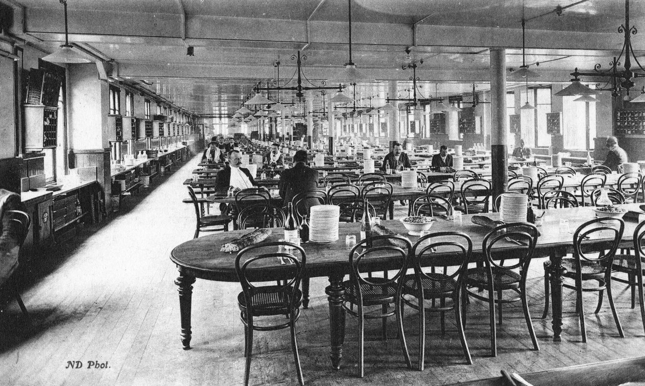 Étkező az alkalmazottak számára a Bon Marché Áruházakban, Párizs, 1890 körül alkotó: French Photographer