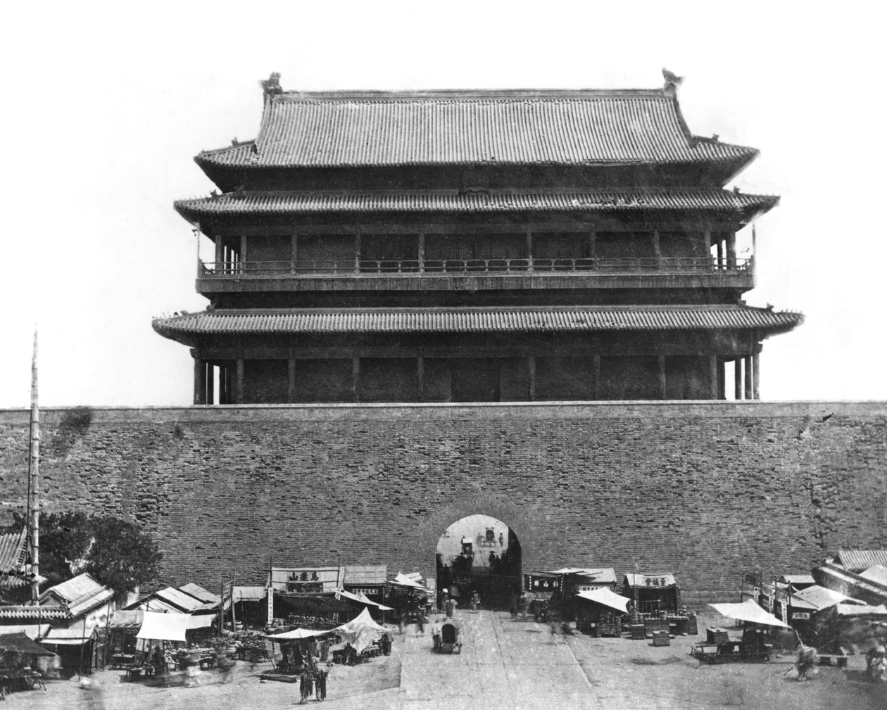 Bejárat a belső falhoz, Peking, Kína, 1900 körül alkotó: French Photographer