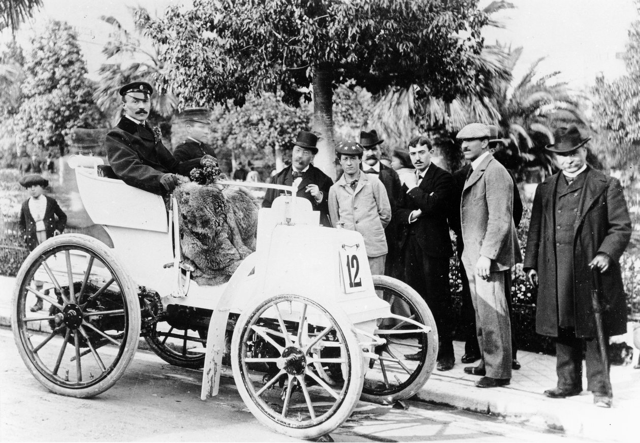F. Charron, a Marseille-Nizza verseny győztese egy Panhard-Levassor autóban Michelin gumikkal, 1898 alkotó: French Photographer